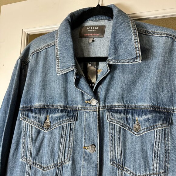 NEW NWT Torrid Julliard Denim Relaxed FIt Trucker Jacket Size 12 / Large - Picture 3 of 9